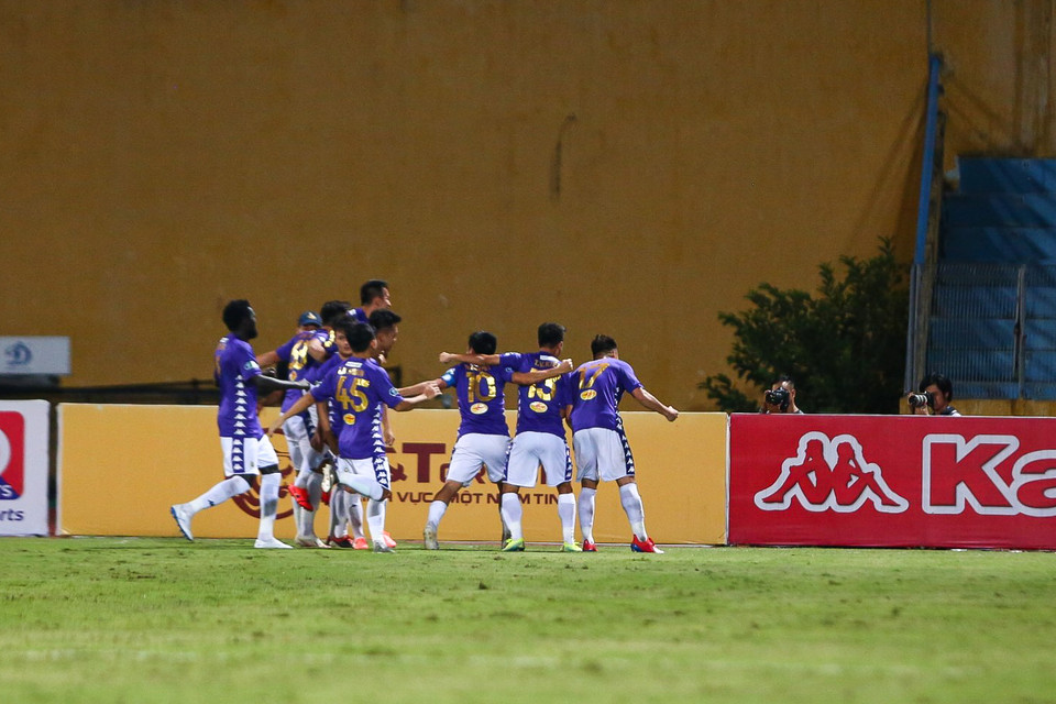Ngay đầu hiệp 2, Thành Chung đã nâng tỷ số 2-0 cho Hà Nội FC trong ngày tiếp tục được đá tiền đạo. Quang Hải tiếp tục là người kiến tạo với đường tạt bóng chính xác. (Ảnh: Hiển Nguyễn/Vietnam+)