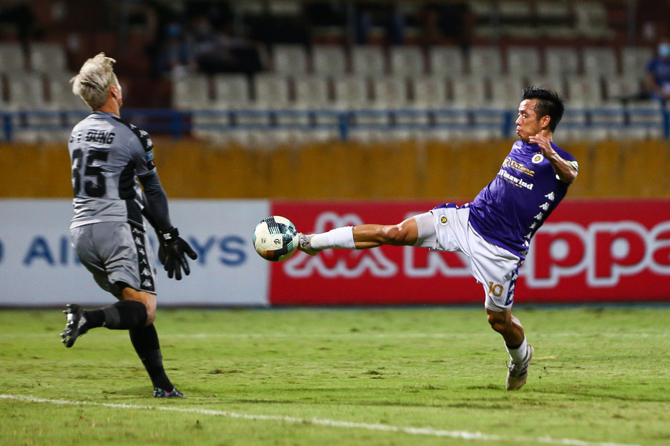 Tuy nhiên, đội bóng Thủ đô chơi bản lĩnh hơn, 'chịu đòn' để rồi tận dụng cơ hội, mở tỷ số trận đấu nhờ công của Văn Quyết ở phút 45. (Ảnh: Hiển Nguyễn/Vietnam+)