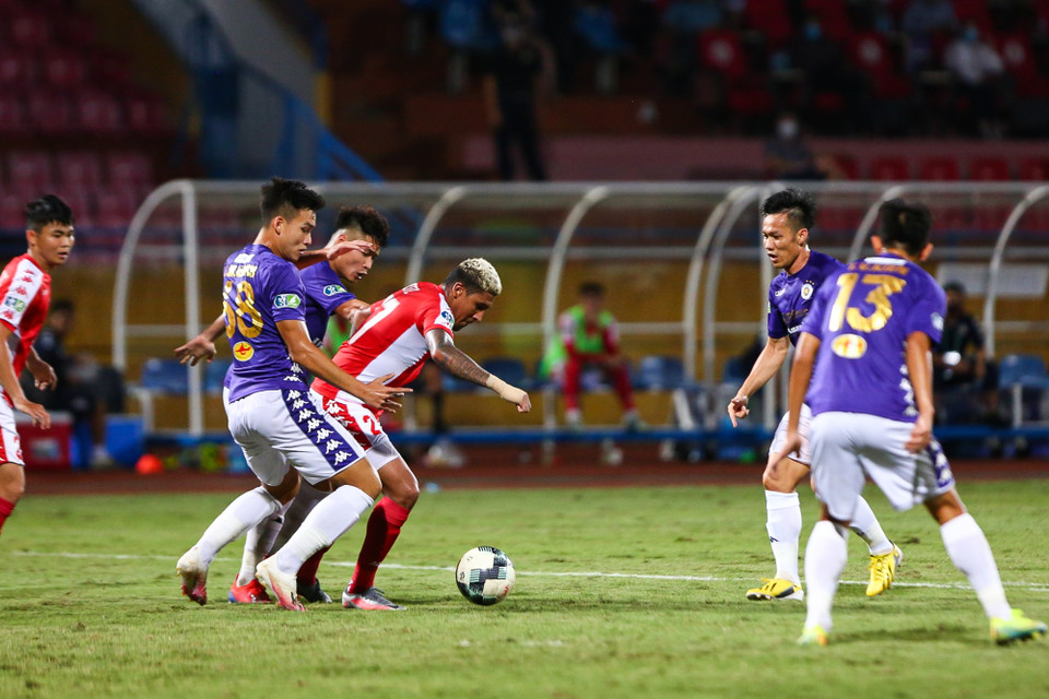 Và rồi 'cơn ác mộng' của TP.HCM trong lần làm khách tới Hàng Đẫy này chỉ được khép lại khi Văn Quyết ghi bàn cuối cùng ở phút 90 +1 khi Omar chơi đồng đội, kiến tạo ngon ăn. (Ảnh: Hiển Nguyễn/Vietnam+)