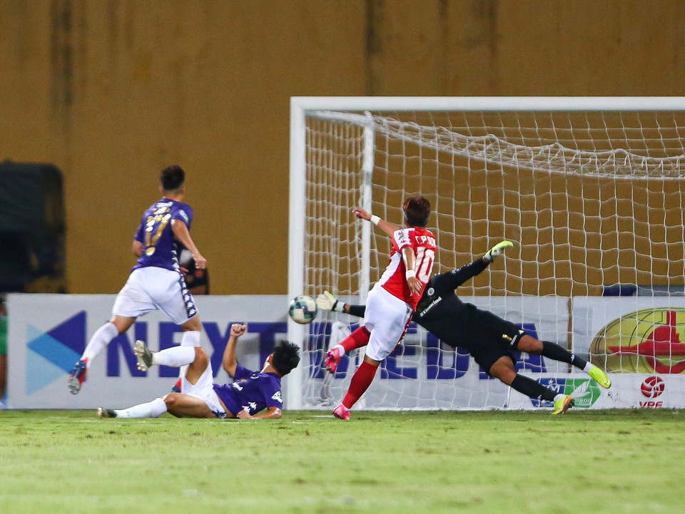 TP.HCM kiểm soát bóng tốt hơn và nắm thế chủ động, dễ dàng triển khai tấn công, vì thế tung ra nhiều cú sút hơn về phía Hà Nội FC và liên tục gây sức ép. (Ảnh: Hiển Nguyễn/Vietnam+)