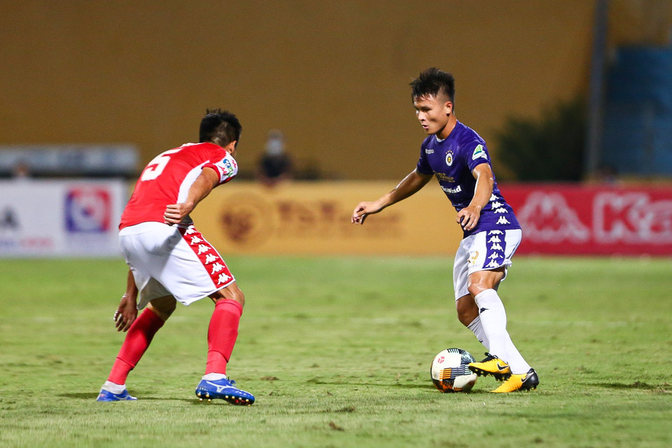 Pha lập công của Văn Quyết mở ra chiến thắng cho đội nhà. Hà Nội FC lấy lại thế trận trong hiệp hai và chơi lấn lướt ngược lại. (Ảnh: Hiển Nguyễn/Vietnam+)