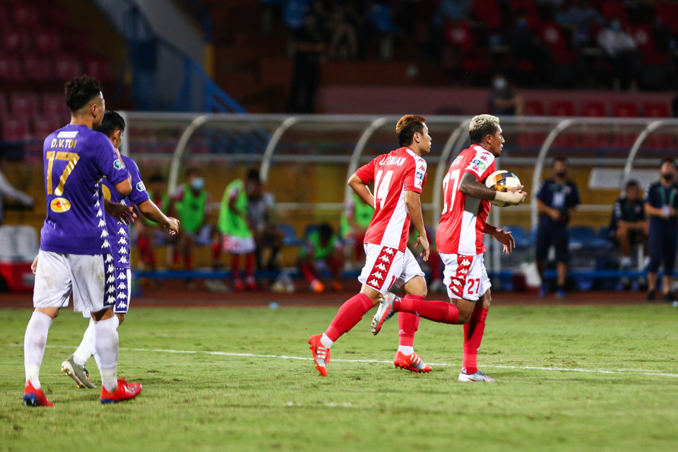 Phút 50, TP.HCM có bàn rút ngắn tỷ số 1-2 nhờ công của tiền vệ Văn Thuận. Và đó là tất cả những gì đội khách làm được khi để Hà Nội FC dẫn trước và chiếm thế thượng phong. (Ảnh: Hiển Nguyễn/Vietnam+)