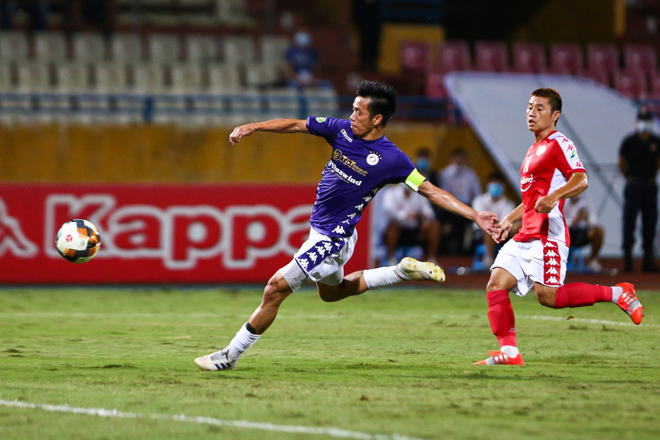 Tiền đạo này ghi bàn sau đường chuyền thông minh của Quang Hải - người góp dấu giày trong 4 bàn thắng của trận đấu. (Ảnh: Hiển Nguyễn/Vietnam+)