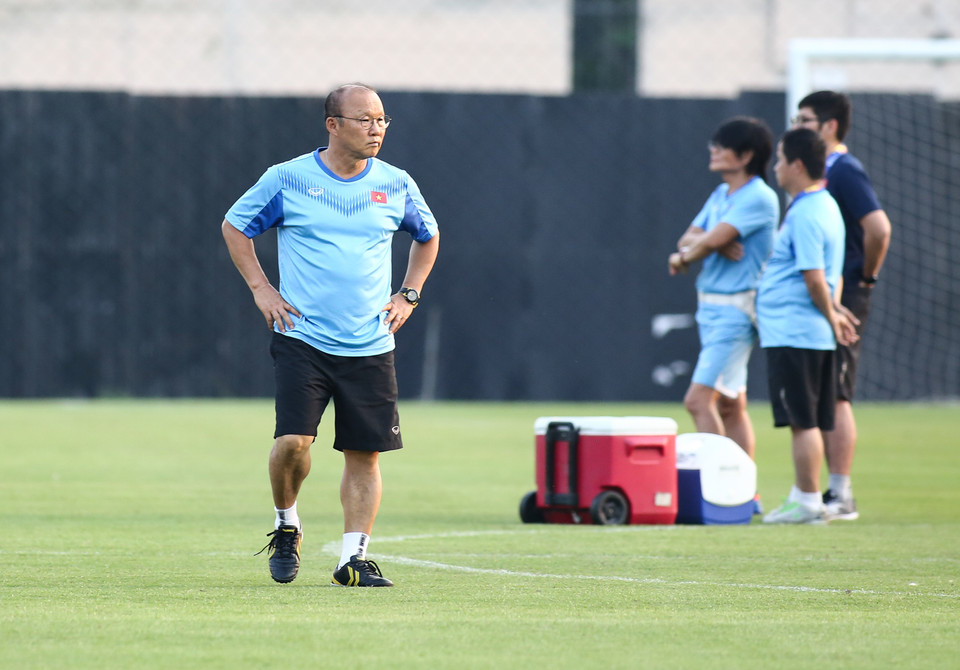 Huấn luyện viên Park Hang-seo thoải mái, không cho thấy sự căng thẳng ở buổi tập chiều 15/1 dù trước mắt là trận đấu quyết định với U23 Triều Tiên và nguy cơ bị loại khỏi U23 châu Á 2020. (Ảnh: Nguyên An/Vietnam+)