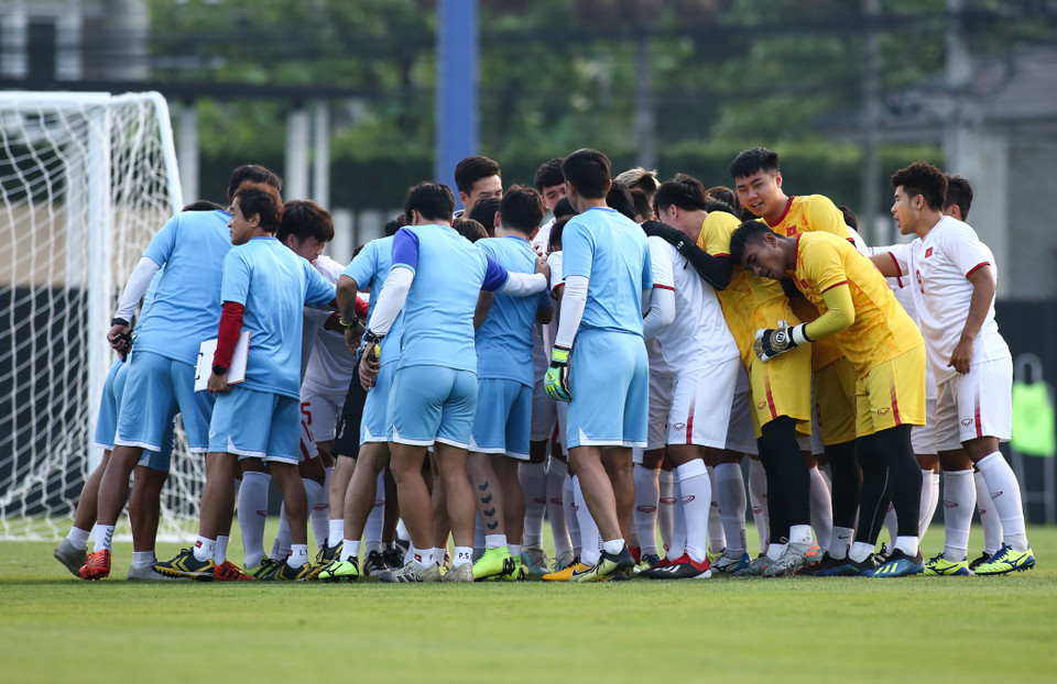 Trước buổi tập, huấn luyện viên Park Hang-seo cùng cầu thủ đã nghe thư động viên từ Thủ tướng Chính phủ. U23 Việt Nam quyết đâm giành chiến thắng trước U23 Triều Tiên ở trận đấu tới. (Ảnh: Nguyên An/Vietnam+)