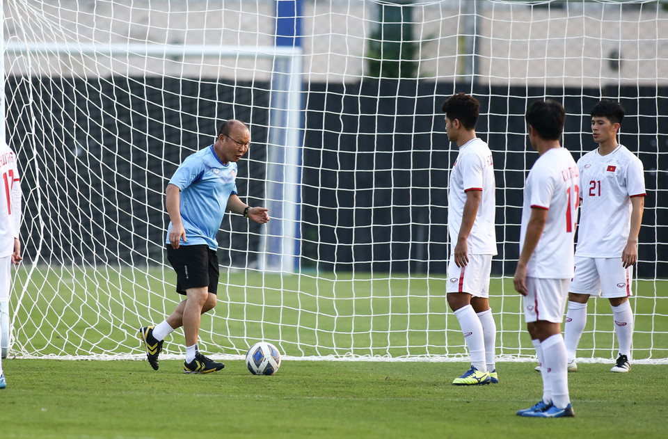 Dẫu vậy, đôi khi ông vẫn trực tiếp hướng dẫn. Trong ảnh, Đình Trọng và đồng đội được huấn luyện viên trưởng làm mẫu ở bài tập với bóng. (Ảnh: Nguyên An/Vietnam+)