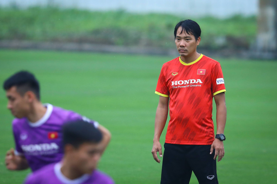 Bên cạnh huấn luyện viên Park Hang-seo, các trợ lý cũng quan sát, chỉ đạo rất khắt khe với cầu thủ thủ trẻ. (Ảnh: PV/Vietnam+)