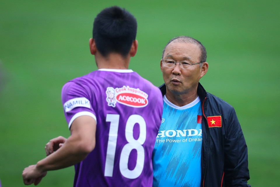 Như thường lệ, huấn luyện viên Park Hang-seo liên tục nhắc nhở, chỉ đạo học trò một cách nghiêm khắc, khác hẳn với không khí thoải mái hơn ở đội tuyển Việt Nam. (Ảnh: PV/Vietnam+)