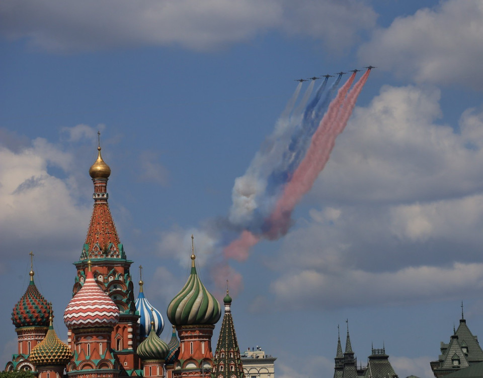 Máy bay biểu diễn trên bầu trời. (Ảnh: Trần Hiếu/TTXVN)