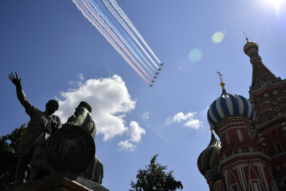 Đội hình máy bay chiến đấu Sukhoi Su-25 của Nga tham gia lễ duyệt binh nhân kỷ niệm 75 năm chiến thắng trong Chiến tranh Vệ quốc vĩ đại, tại Quảng trường Đỏ ở thủ đô Moskva ngày 24/6/2020. (Ảnh: AFP/TTXVN)