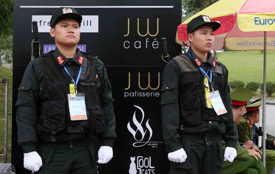 Các nhân viên an ninh tập trung làm nhiệm vụ. (Nguồn: Văn Điệp/TTXVN)