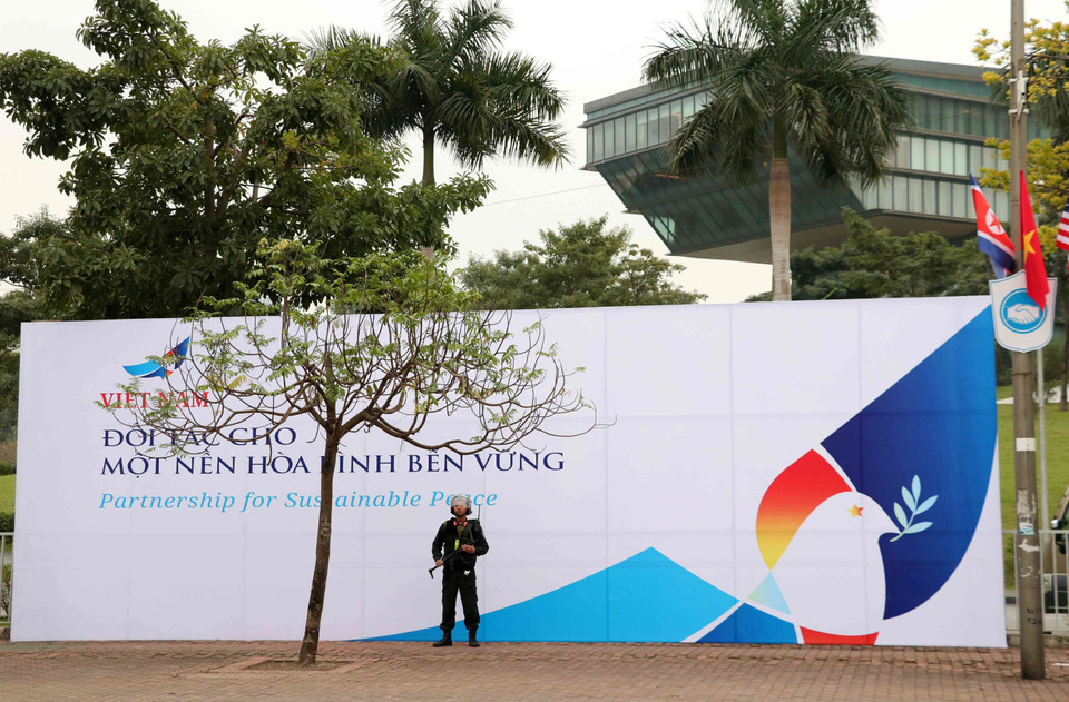 Tấm panô bên ngoài khách sạn. (Nguồn: Văn Điệp/TTXVN)