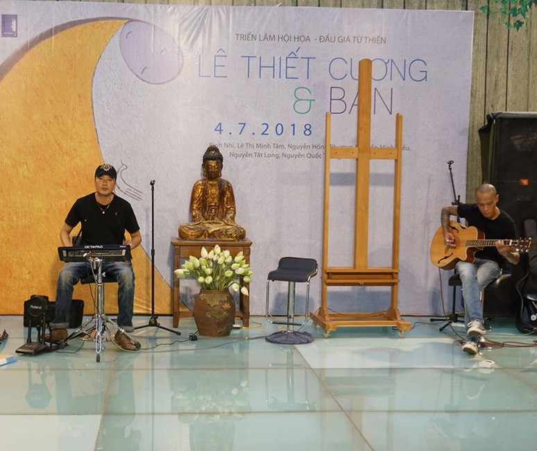 Ban nhạc 39Band biểu diễn tại Triển lãm Hội họa và Đấu giá Từ thiện "Lê Thiết Cương và những người bạn" diễn ra từ 4-11/7 tại Hàng Da Gallery - số 1 phố Hàng Da, Hà Nội. (Ảnh: Gallery 39-PTLQS)