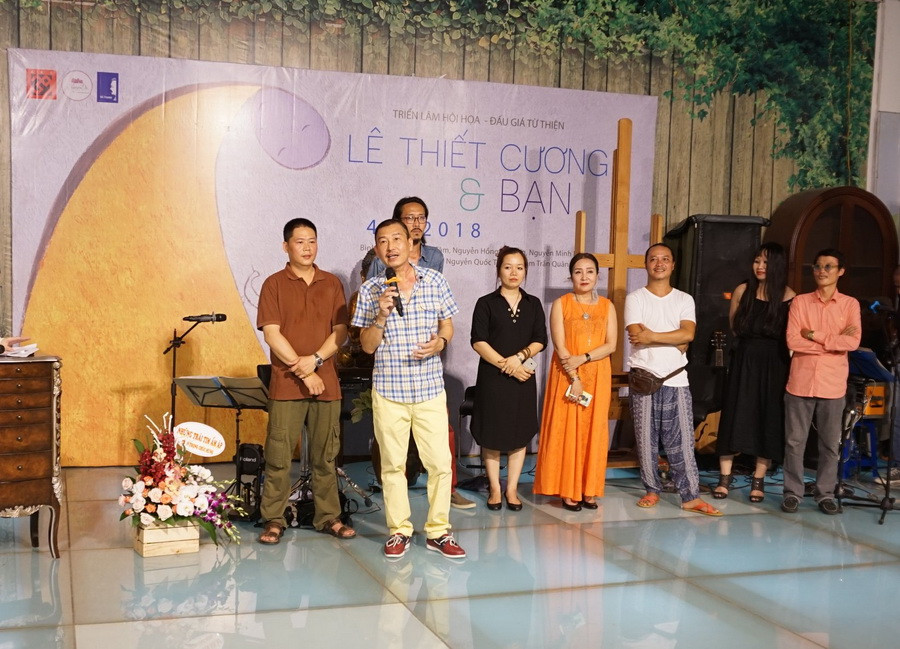 Hoạ sỹ Lê Thiết Cương và những họa sỹ tham gia Triển lãm: Ngô Bình Nhi, Lê Minh Tâm, Nguyễn Hồng Phương, Nguyễn Minh Hiếu, Nguyễn Tất Long, Nguyễn Quốc Thắng và Phạm Trần Quân. (Ảnh: Gallery 39-PTLQS)