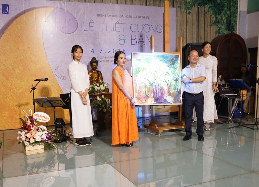 Ngay đêm khai mạc, ba bức sơn dầu tĩnh vật của họa sỹ Nguyễn Hồng Phượng đã được đấu giá thành công. (Ảnh:Gallery 39-PTLQS)