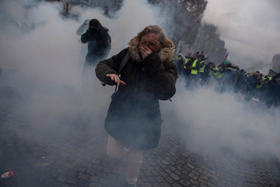Người biểu tình bỏ chạy vì hơi cay từ lực lượng an ninh. (Nguồn: EPA)