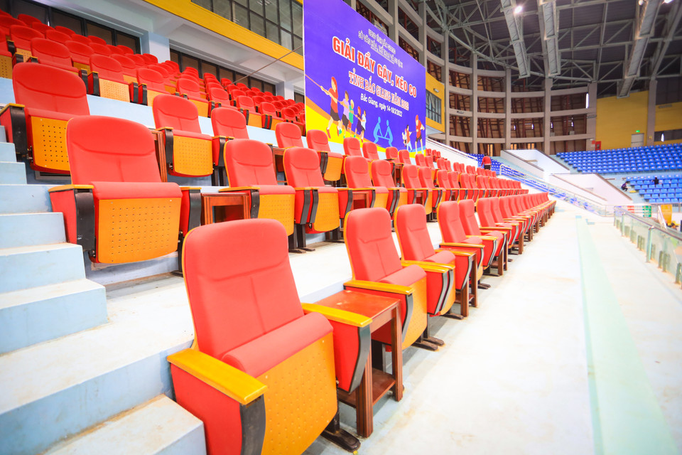Khu vực khán đài, ghế ngồi đều đã được vệ sinh, sửa chữa và nâng cấp sau 3 năm sử dụng nhằm chuẩn bị cho SEA Games 31. (Ảnh: PV/Vietnam+) 