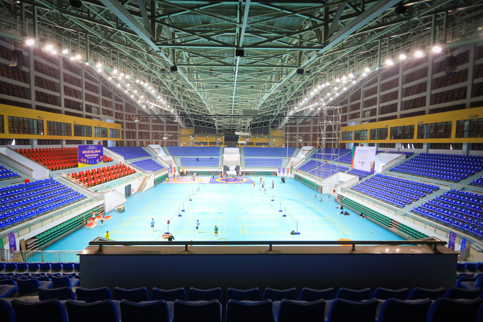 Đây là một trong những nhà thi đấu hiện đại nhất khu vực phía Bắc với hệ thống dàn đèn chiếu sáng và mặt sàn hiện đại. (Ảnh: PV/Vietnam+) 