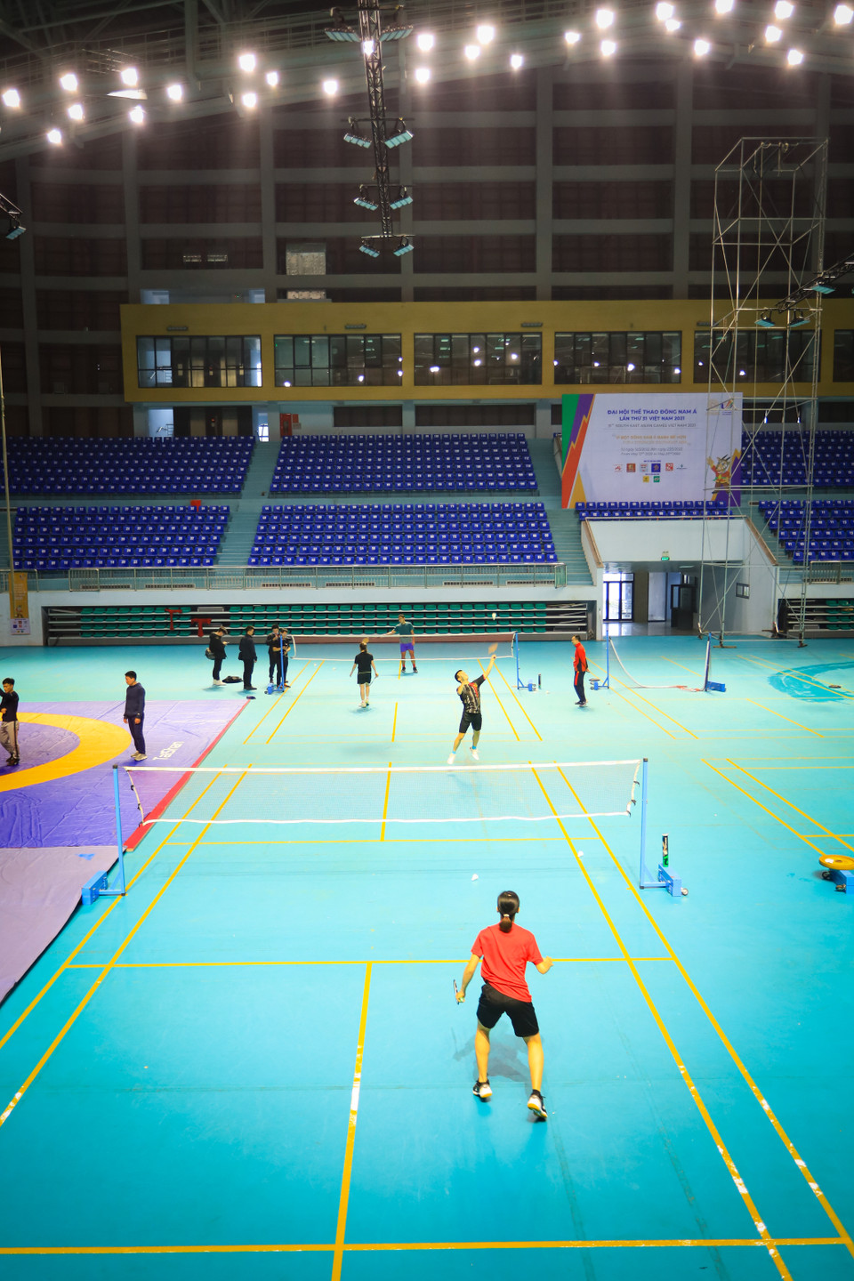 Hiện tại, đội tuyển cầu lông Việt Nam cũng đang tập luyện tại chính nhà thi đấu Bắc Giang. Đây sẽ là lợi thế cho đội tuyển khi được tập luyện ngay tại điểm thi đấu chính thức. (Ảnh: PV/Vietnam+) 