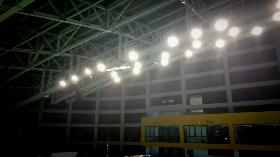 Dàn đèn tại Nhà thi đấu Bắc Giang sử dụng giải pháp chiếu sáng thông minh, cho phép điều khiển tắt, mở, lập trình chiếu sáng theo từng loại nhu cầu thi đấu và nhu cầu người chơi thể thao. (Ảnh: PV/Vietnam+) 