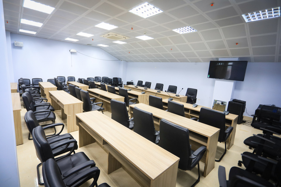 Phòng họp báo với sức chứa khoảng 40 người dành cho SEA Games 31. (Ảnh: PV/Vietnam+) 