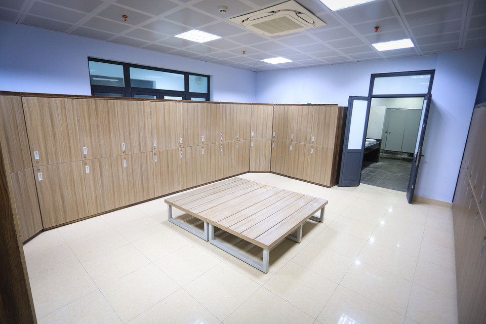 Phòng thay đồ khang trang dành cho vận động viên với nhiều trang thiết bị được lắp mới. (Ảnh: PV/Vietnam+) 
