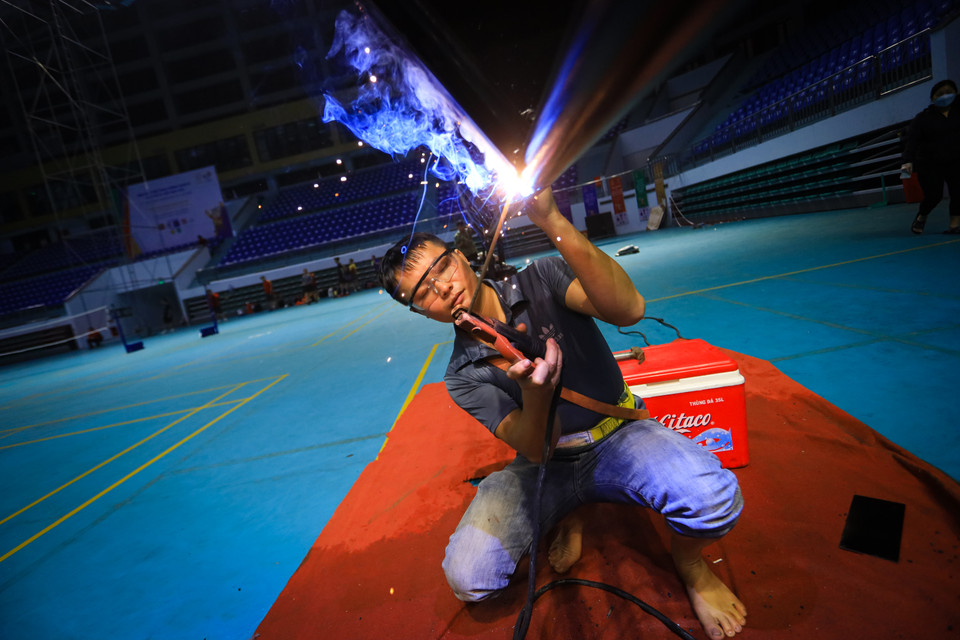 Nhà thi đấu Bắc Giang dự kiến hoàn thành xong mọi khâu sửa chữa, nâng cấp trong tháng Ba. Vào tháng Tư, một giải đấu cầu lông tiền SEA Games 31 được tổ chức tại đây nhằm rà soát lại mọi công tác vận hành trước khi đăng cai giải chính thức. (Ảnh: PV/Vietnam+) 