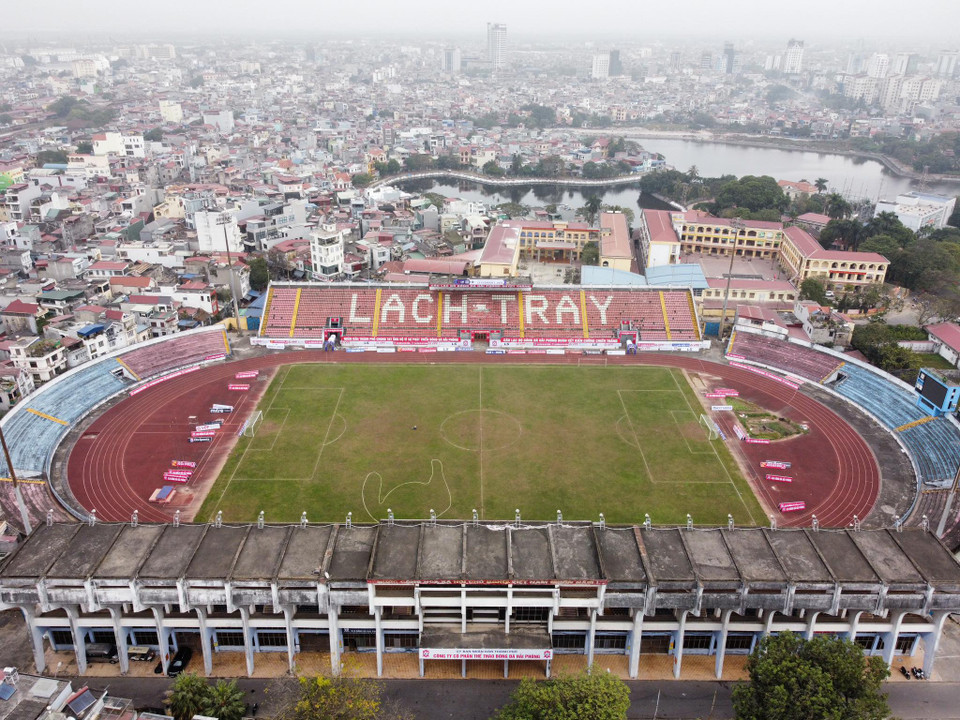 Khán đài C sân Lạch Tray chưa có lối đi riêng để kiểm soát khán giả trong khu khu D cũng không có lối đi riêng đảm bảo yêu cầu kiểm soát, cứu hộ cứu nạn, sử dụng lối đi làm nơi ở, sinh hoạt có chăn nuôi gia súc, gia cầm. (Ảnh: CTV/Vietnam+)