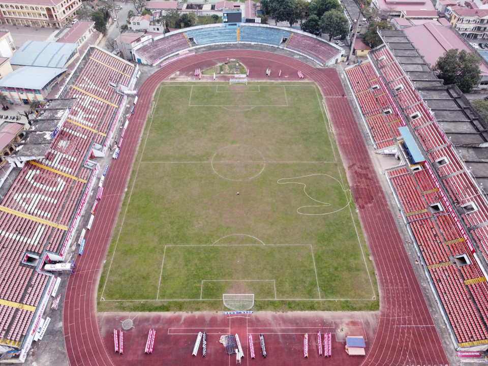 Hình ảnh sân vận động Lạch Tray được nhìn từ trên cao. Bằng mắt thường có thể dễ nhận thấy chất lượng mặt cỏ thi đấu rất kém với nhiều mô đất. (Ảnh: CTV/Vietnam+)