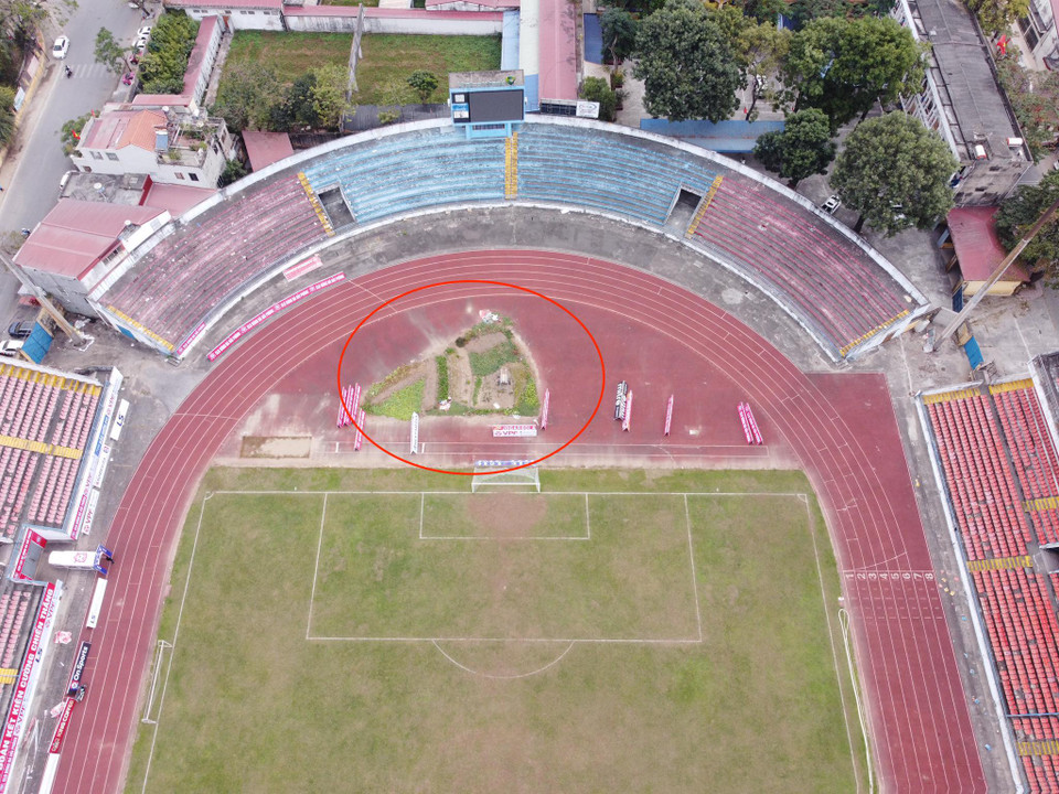 Trong khu vực sân thi đấu, một bãi đất trống ngay cạnh cầu môn (khu vực khoanh đỏ trong ảnh) còn được sử dụng để trồng rau xanh. (Ảnh: CTV/Vietnam+)