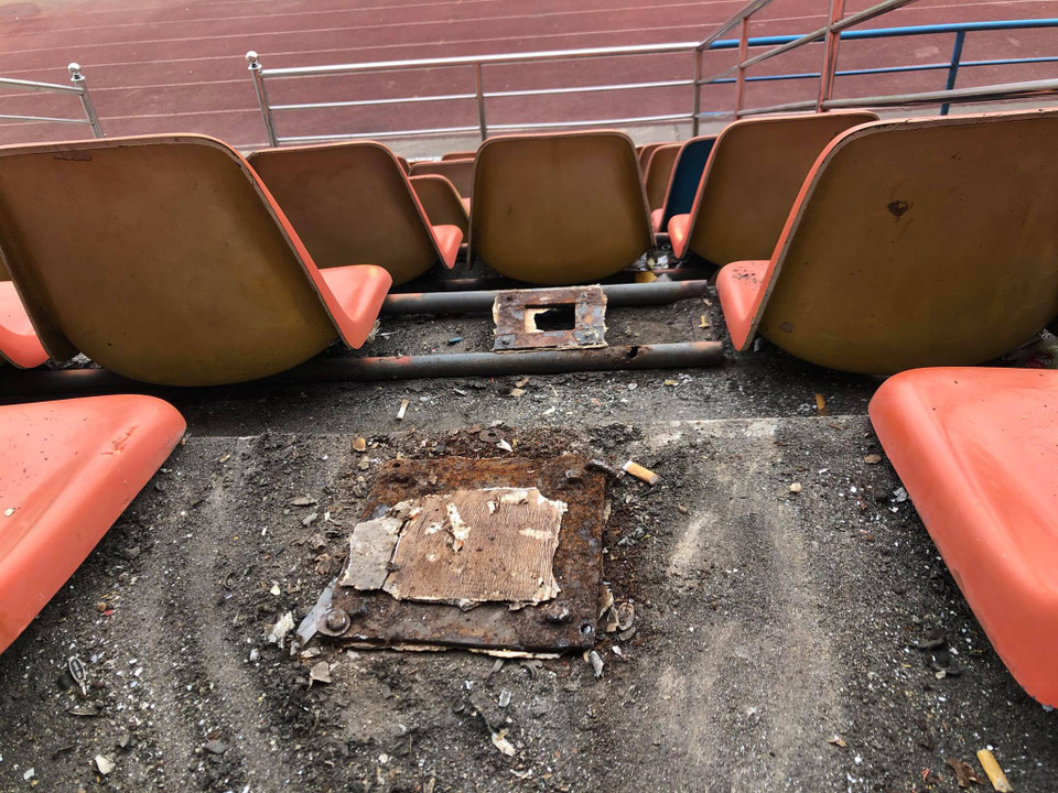 Nhiều ghế ngồi trên khán đài đã hỏng, bong sơn nhưng chưa được sửa chữa. (Ảnh: CTV/Vietnam+)