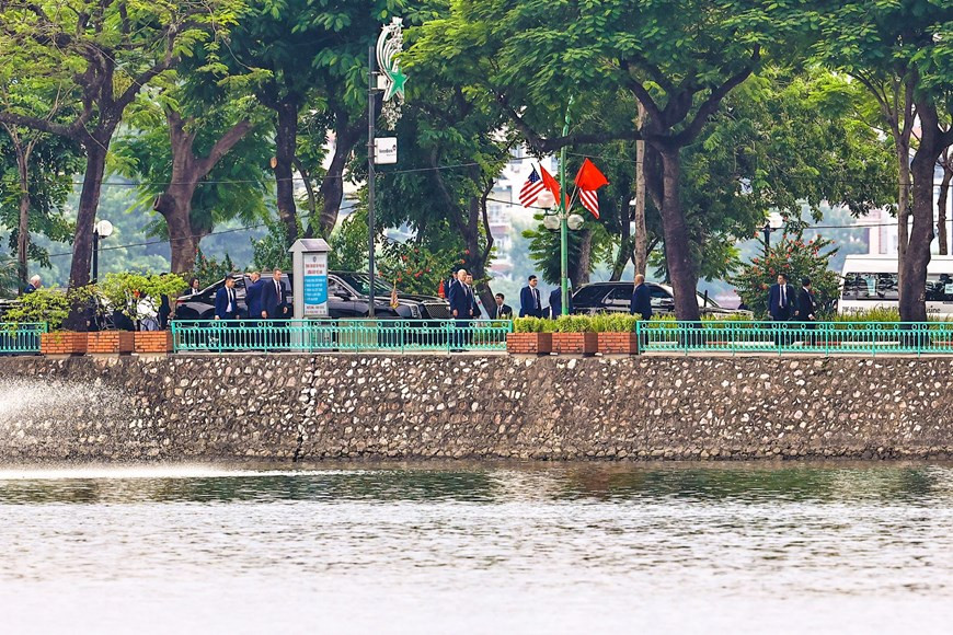 Tổng thống Hoa Kỳ Joe Biden tại phù điêu ghi dấu cố Thượng Nghị sỹ John McCain. (Ảnh: Minh Sơn/Vietnam+)