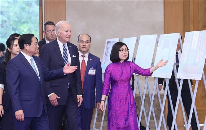Sáng 11/9/2023, tại trụ sở Chính phủ, Thủ tướng Phạm Minh Chính và Tổng thống Hoa Kỳ Joe Biden tham quan trưng bày một số hình ảnh tiêu biểu về quan hệ hợp tác Việt Nam - Hoa Kỳ, do Thông tấn xã Việt Nam thực hiện. (Trong ảnh: Phó Tổng Giám đốc TTXVN Đoàn Thị Tuyết Nhung giới thiệu trưng bày ảnh với Thủ tướng Phạm Minh Chính và Tổng thống Hoa Kỳ Joe Biden. Ảnh: Dương Giang/TTXVN)