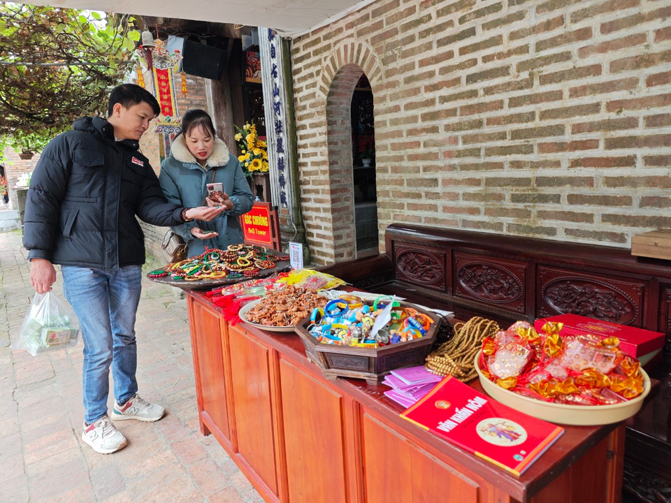 Du khách cũng có thể mua những món quà lưu niệm như vòng tay, dây tràng hạt... (Ảnh: Thúy Hà/Vietnam+)