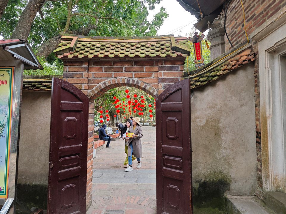 Cổng ra vào trong chùa mang đậm nét cổ kính. (Ảnh: Thúy Hà/Vietnam+)