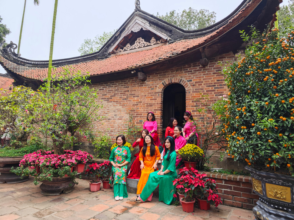 Trong những năm qua, xã Trí Yên đã phối hợp với các cơ quan của huyện Yên Dũng và tỉnh Bắc Giang quan tâm đầu tư, trùng tu, tôn tạo và mở rộng các cụm di tích văn hóa, chú trọng phát triển du lịch tâm linh nhằm phục vụ tốt hơn nhu cầu tìm hiểu, tham quan, chiêm bái, lễ Phật của du khách thập phương. (Ảnh: Thúy Hà/Vietnam+)