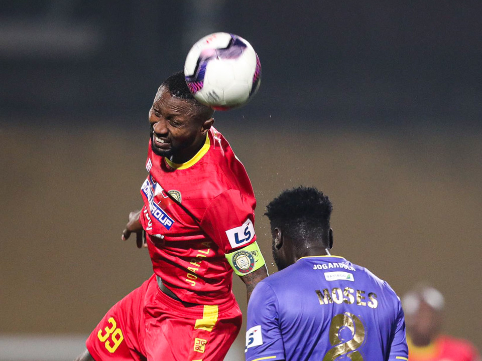 Sau hai bàn thua, Thanh Hóa mới bắt nhịp trận đấu và đẩy cao tấn công. Đoàn quân huấn luyện viên Petrovic kiên trì triển khai bóng đơn giản ở hai cánh và nhồi vào cho tiền đạo mũi nhọn Hoàng Vũ Samson. (Ảnh: PV/Vietnam+) 