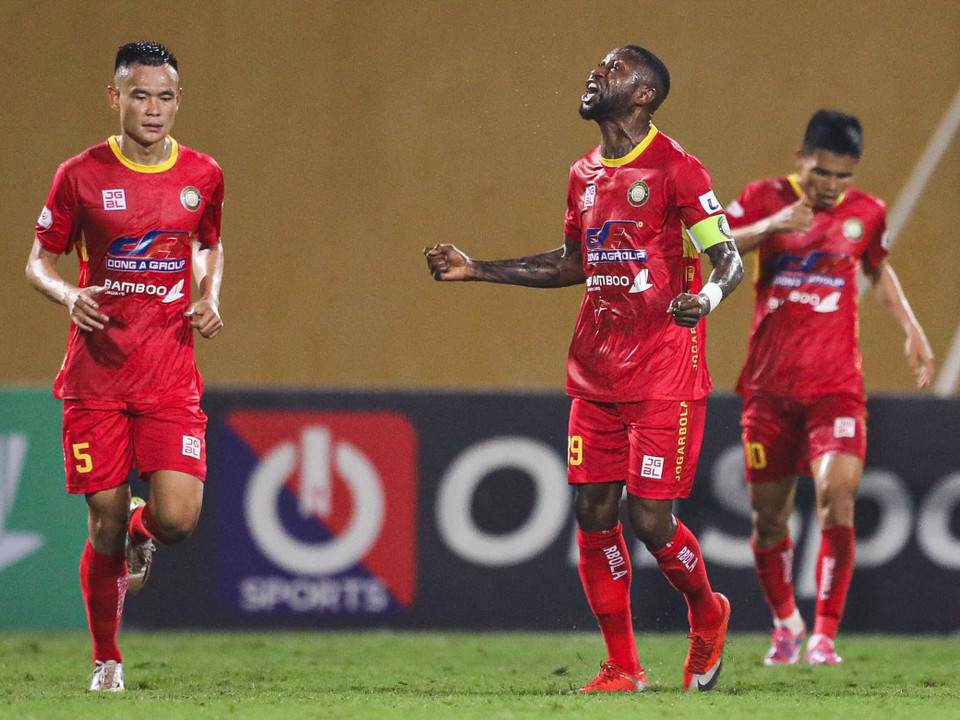 Điều này mang lại hiệu quả ở phút 35. Hoàng Vũ Samson chớp cơ hội để dứt điểm lập công sau hàng loạt pha bóng lộn xộn trước đó trong vòng cấm Hà Nội FC. (Ảnh: PV/Vietnam+) 