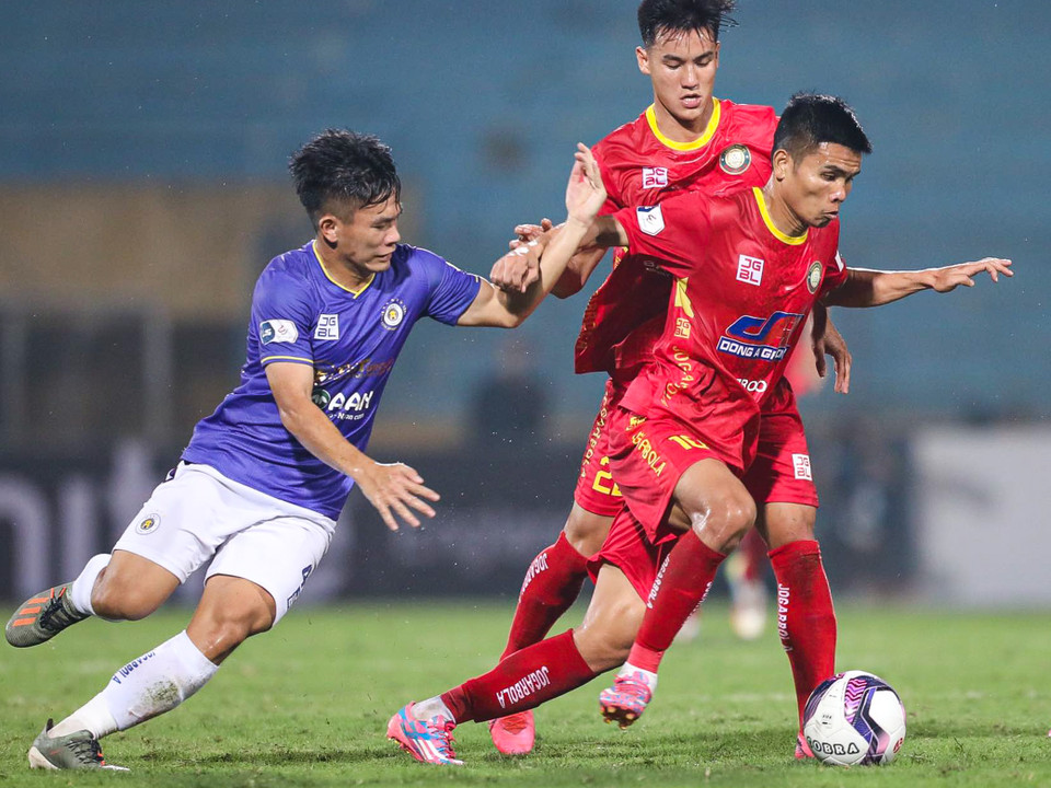 Khi này, thế trận trong 45 phút đầu tiên lặp lại. Để thua khiến Thanh Hóa mới lại vùng lên mạnh mẽ tìm bàn gỡ. (Ảnh: PV/Vietnam+) 