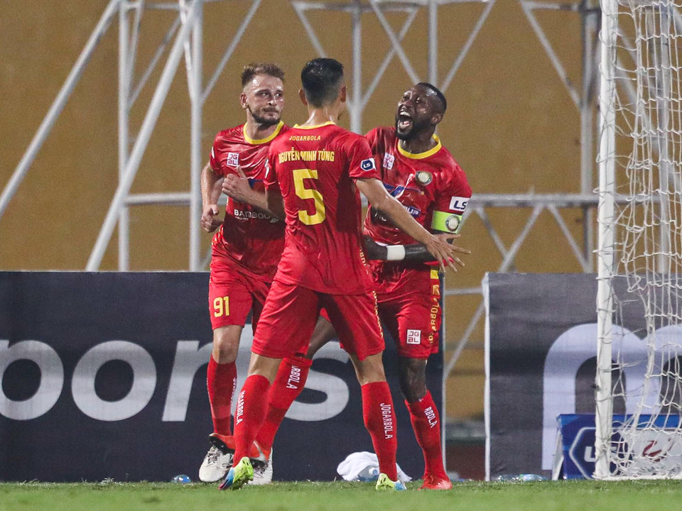 Nhưng những nỗ lực muộn màng cũng chỉ giúp Thanh Hóa ghi thêm được một bàn thắng ở những phút cuối trận từ pha đánh đầu của Hoàng Đình Tùng. (Ảnh: PV/Vietnam+) 