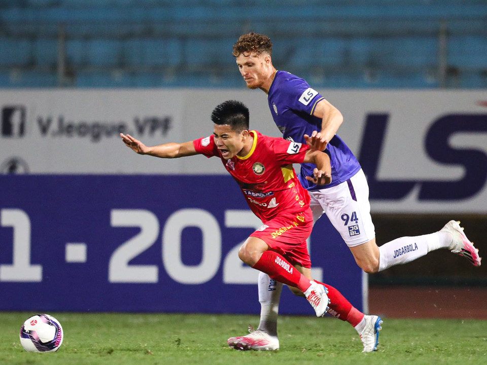 Tuy nhiên, sự hấp dẫn như nhiều người kỳ vọng không diễn ra. Ngay sau tiếng còi khai cuộc, Hà Nội FC đã áp đảo, tạo thế trận một chiều nhờ tinh thần lên cao sau chiến thắng 2-0 cuối tuần trước. (Ảnh: PV/Vietnam+) 