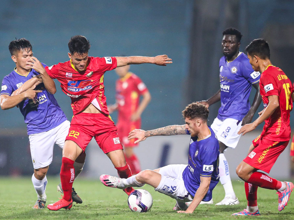 Tuy nhiên, Hà Nội FC không vì thế mà dễ bị gỡ hòa khi chơi tốt để giữ vững tỷ số có lợi 2-1 cho tới hết hiệp một. (Ảnh: PV/Vietnam+) 
