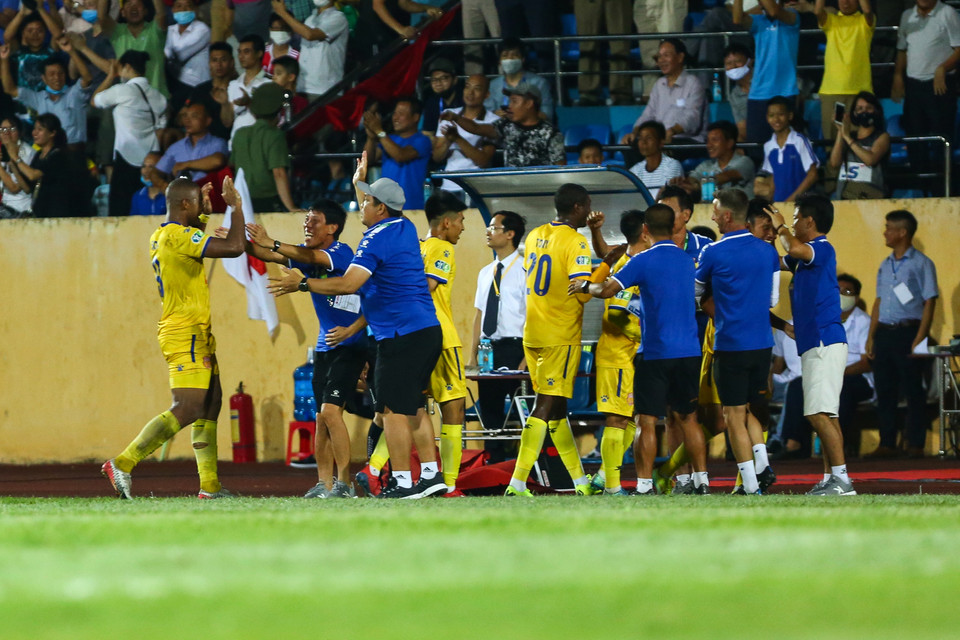 Điều này nhanh chóng giúp Nam Định chơi ổn định và tấn công tốt hơn. Đội bóng thành Nam mở tỷ số phút 42 nhờ pha đánh đầu của ngoại binh Rafaelson. (Ảnh: Nguyên An/Vietnam+)