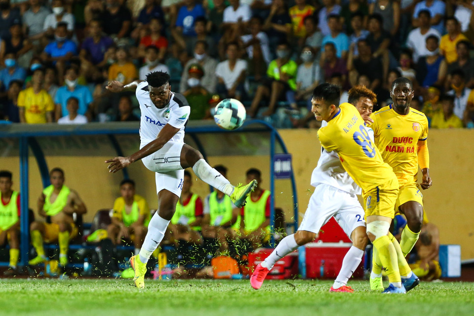 Bị dẫn trước hai bàn, Hoàng Anh Gia Lai vội vàng trong tấn công dù vốn đã bế tắc trước lối chơi vây ráp của đội chủ nhà. (Ảnh: Nguyên An/Vietnam+)