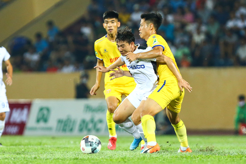 Tuy nhiên, không vì thế trận đấu thiếu những pha bóng quyết tâm. (Ảnh: Nguyên An/Vietnam+)