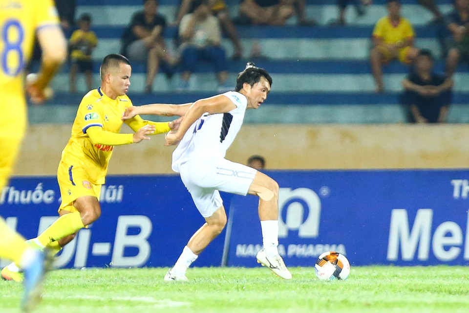 Nam Định chơi áp sát, không ngại phạm lỗi từ xa khiến Hoàng Anh Gia Lai không thể lên bóng tấn công như mong muốn. (Ảnh: Nguyên An/Vietnam+)