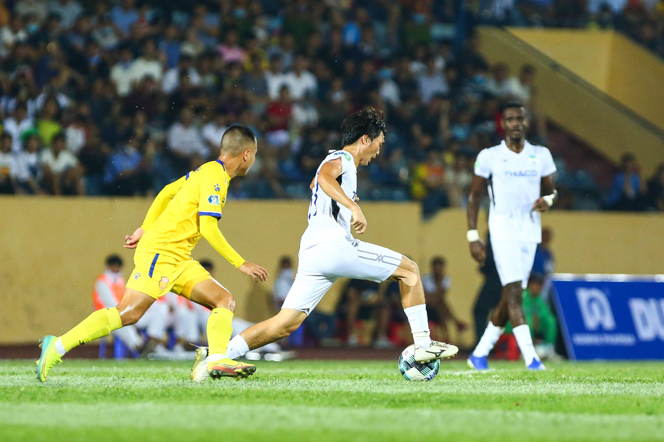 Đội trưởng Tuấn Anh không thể kiểm soát tuyến giữa và tạo ra lối chơi riêng cho đội bóng phố núi. (Ảnh: Nguyên An/Vietnam+)