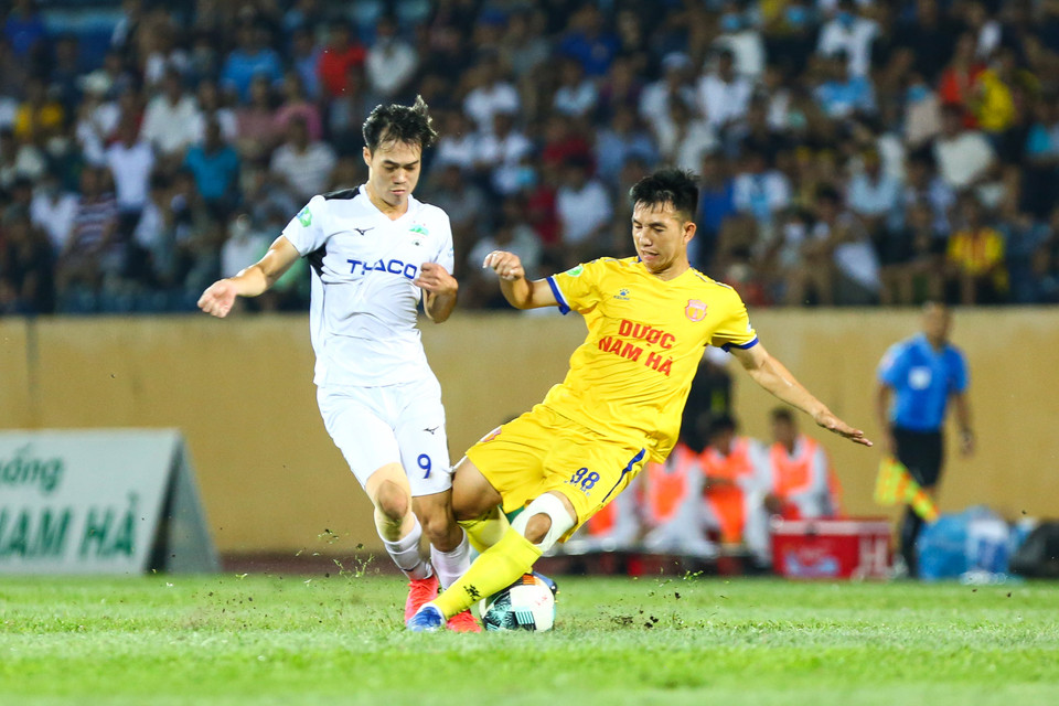 Trong khi đó, tiền đạo Văn Toàn bị kèm chặt, bắt bài lối chơi nên cũng không có bất cứ cơ hội nguy hiểm. (Ảnh: Nguyên An/Vietnam+)