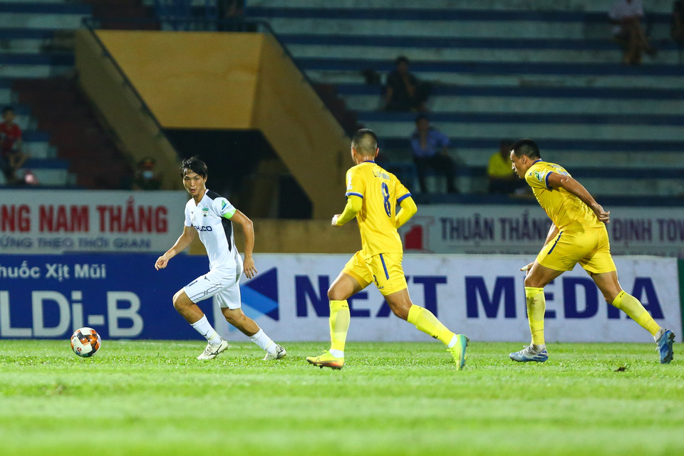 Cặp đấu Nam Định và Hoàng Anh Gia Lai tạo sức nóng lớn trên khán đài, thu hút hàng nghìn cổ động viên tới sân Thiên Trường nhưng không tạo nên sức hấp dẫn cần thiết về chuyên môn. (Ảnh: Nguyên An/Vietnam+)
