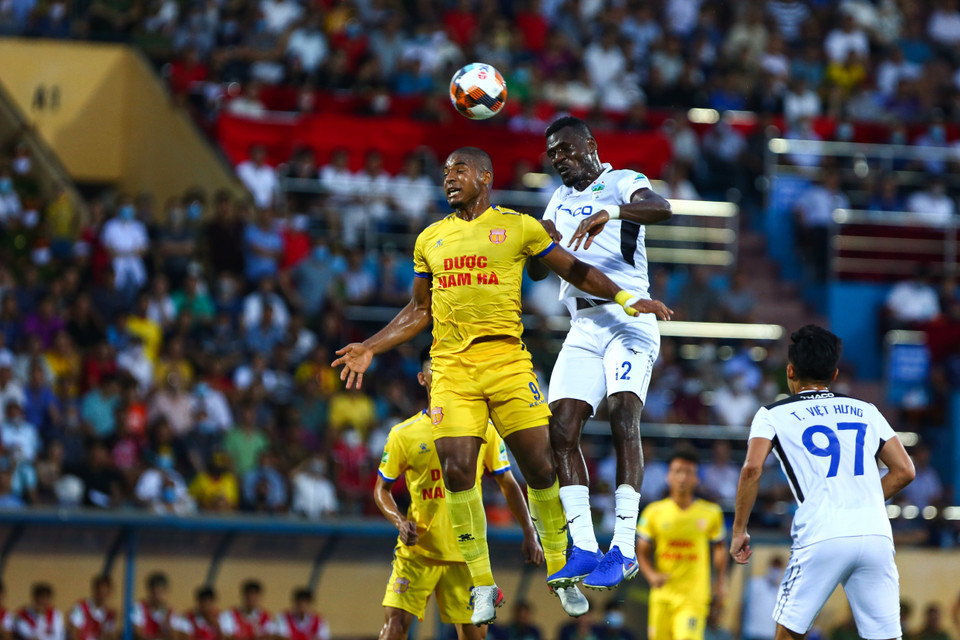 Hai đội không có nhiều pha bóng ấn tượng trong phần lớn thời gian thi đấu hiệp một. Dường như chất lượng trận đấu bị ảnh hưởng khi các cầu thủ đã lâu không thi đấu bởi dịch COVID-19. (Ảnh: Nguyên An/Vietnam+)